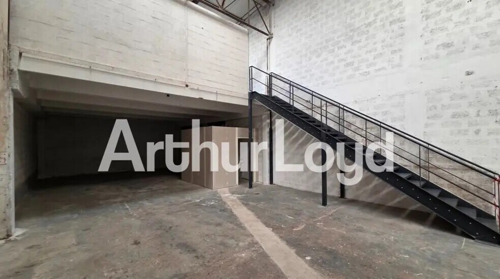 Flex in Caen for lease - Interior Photo - Image 3 of 4