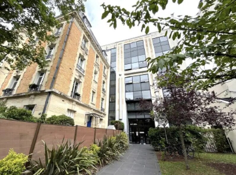 Office in Vincennes for lease - Building Photo - Image 2 of 22