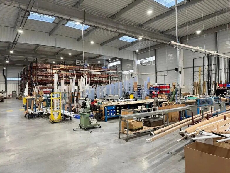 Flex in Neuville-sur-Oise for lease - Interior Photo - Image 2 of 9