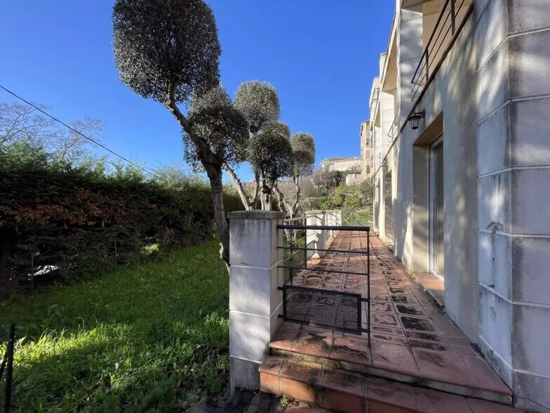 Office in Grasse for lease - Building Photo - Image 3 of 16