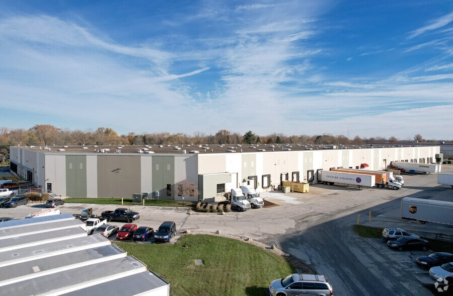 9222-9228 E 33rd St, Indianapolis, IN for lease - Building Photo - Image 1 of 3