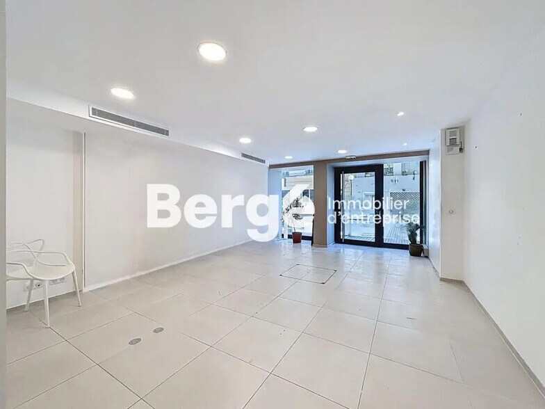 Retail in Nice for lease - Interior Photo - Image 2 of 13