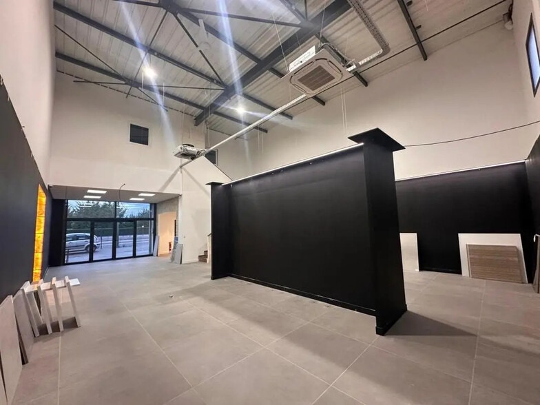 Flex in Mions for lease - Interior Photo - Image 2 of 5