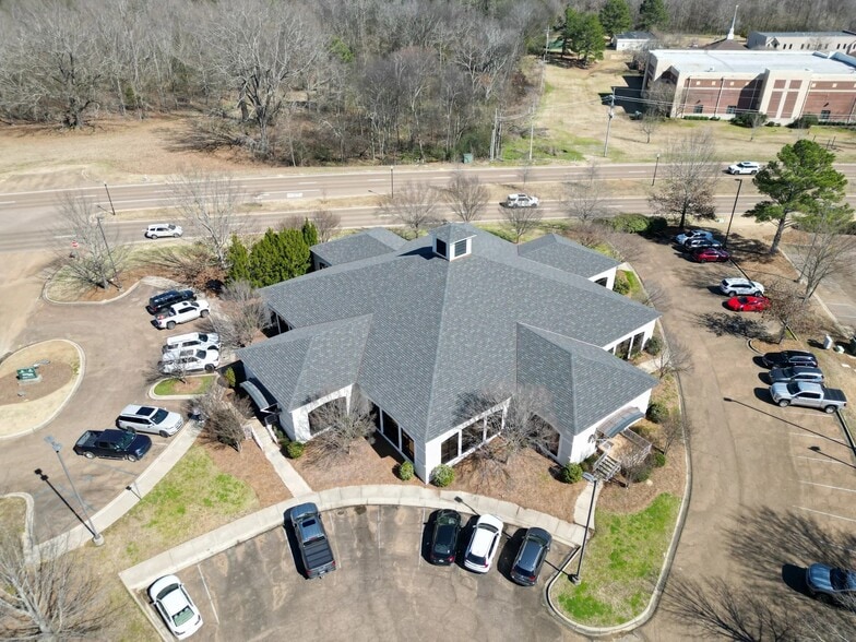 601 Crescent Blvd, Madison, MS for lease - Building Photo - Image 3 of 22