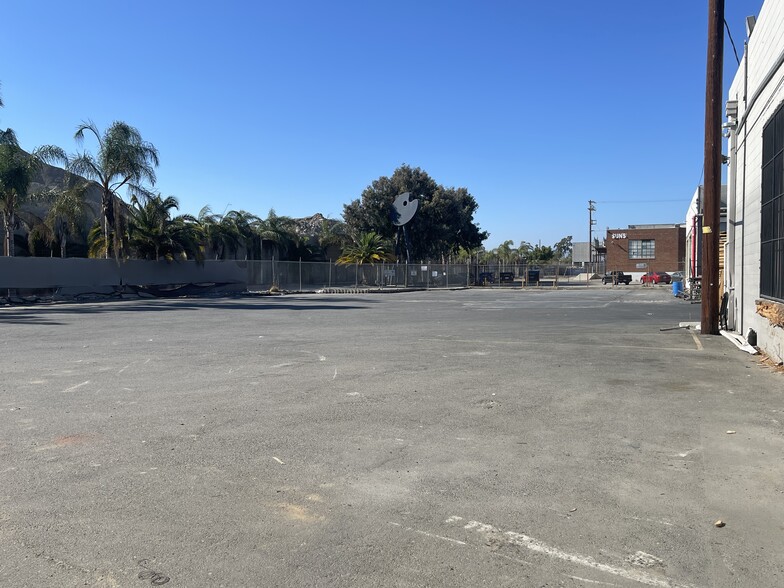 2145-2181 E 25th St, Los Angeles, CA for lease - Building Photo - Image 2 of 16