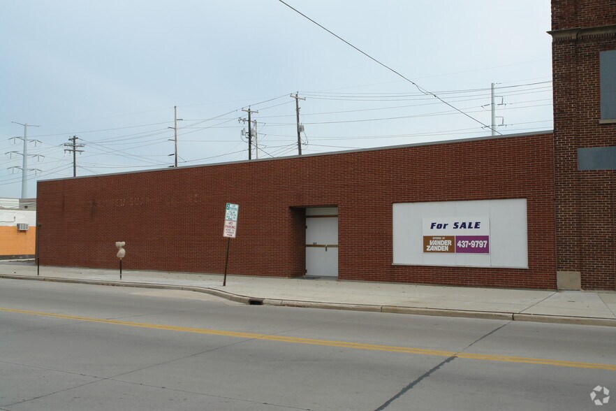 327 Broadway, Green Bay, WI for sale - Building Photo - Image 3 of 3