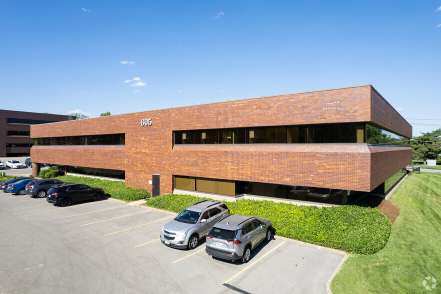 605 Old Ballas Rd, Creve Coeur, MO for lease - Building Photo - Image 2 of 5