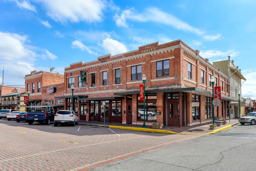 236 N Main St, Conroe, TX for sale - Building Photo - Image 1 of 1