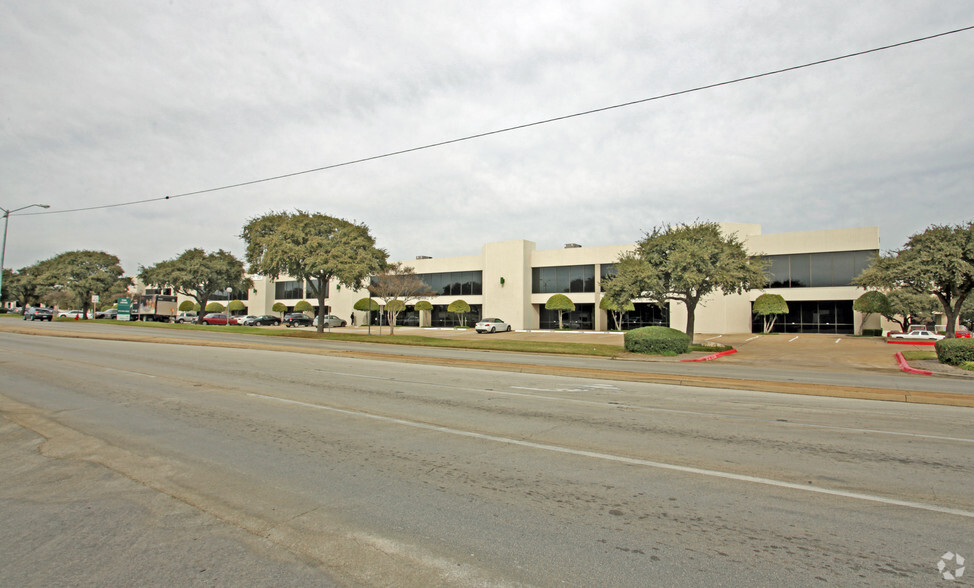 1111 W Carrier Pky, Grand Prairie, TX for lease - Building Photo - Image 3 of 4