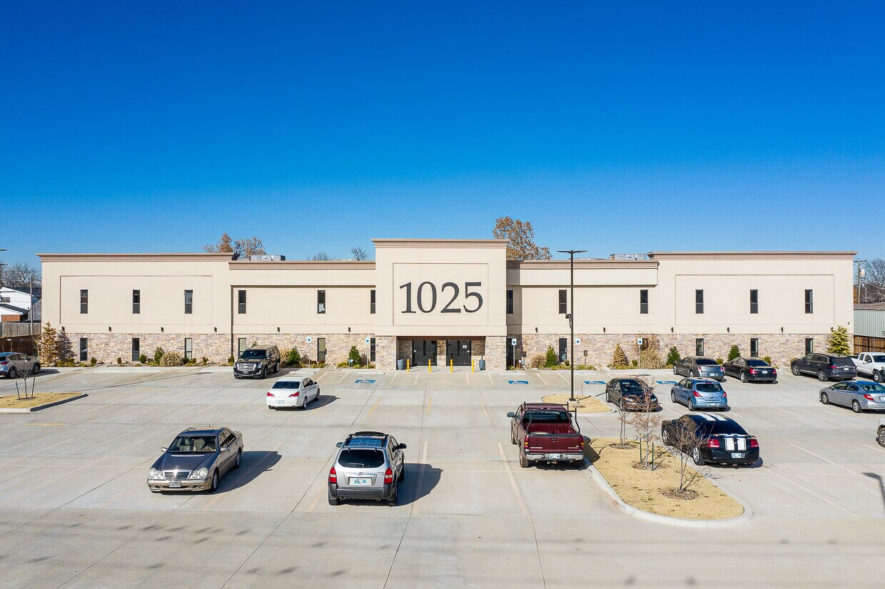 1025 SW 4th St, Moore, OK for lease Building Photo- Image 1 of 3