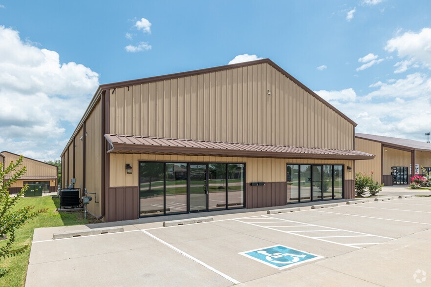 8810-8880 S Sunnylane Rd portfolio of 7 properties for sale on LoopNet.com - Building Photo - Image 3 of 27