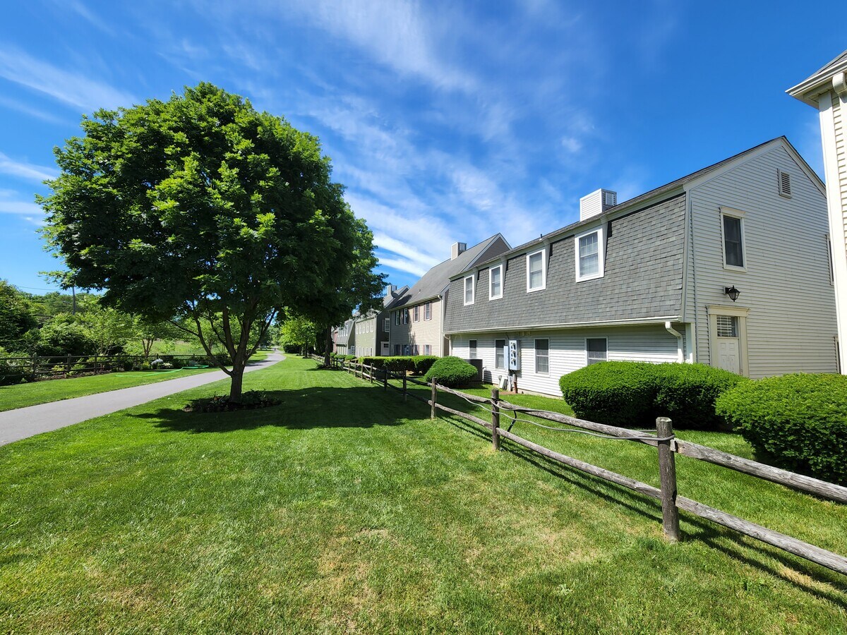 1872 Commerce St, Yorktown Heights, NY 10598