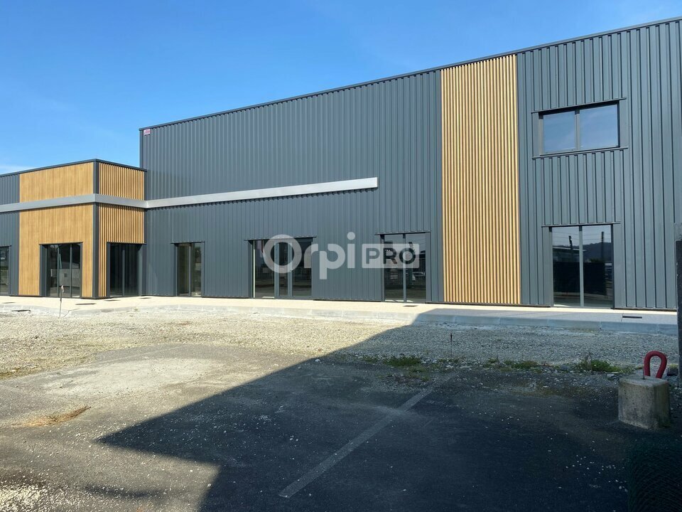 Retail in Lescar for lease Building Photo- Image 1 of 11