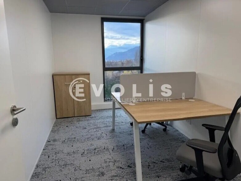 Office in Meylan for lease - Building Photo - Image 3 of 13
