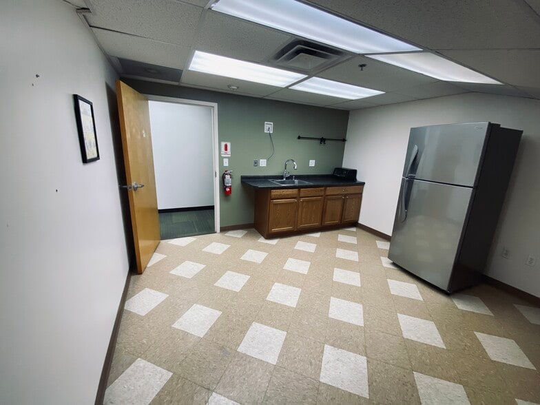 114 Bridge Rd, Salisbury, MA for lease - Interior Photo - Image 2 of 4