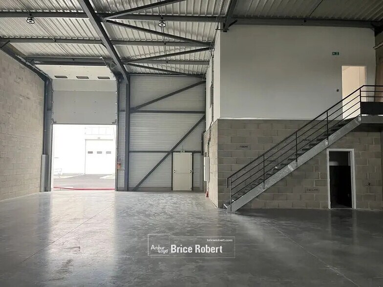 Flex in Chassieu for lease - Interior Photo - Image 2 of 5