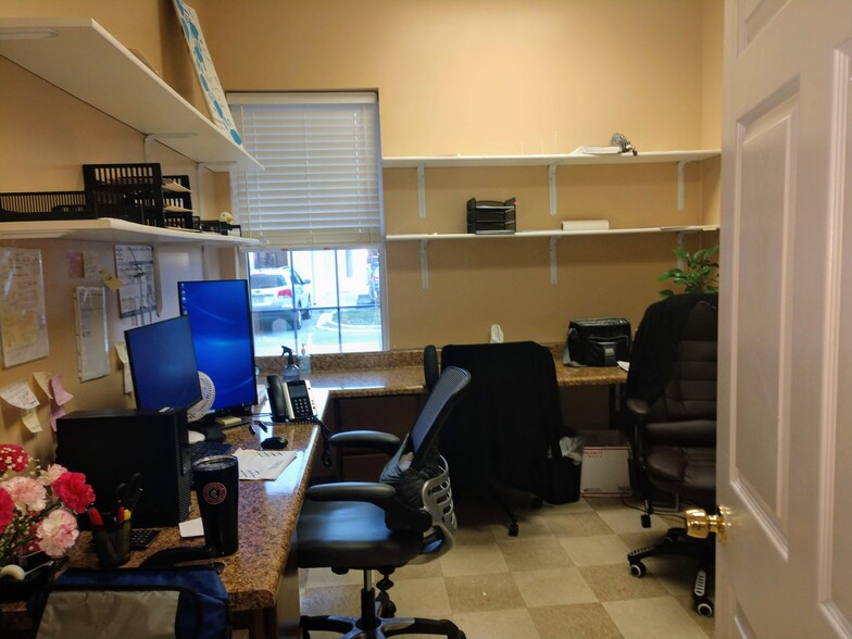 308-316 Dolphin Dr, Jacksonville, NC for lease - Interior Photo - Image 3 of 41