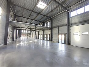 Flex in Bourgoin-Jallieu for lease Interior Photo- Image 2 of 5