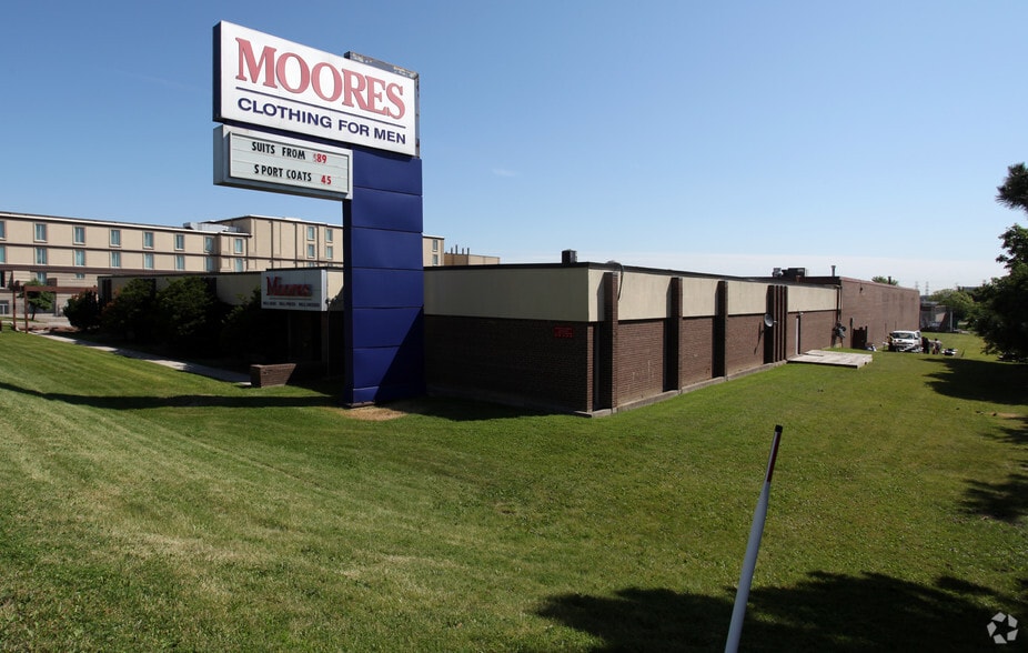 129 Carlingview Dr, Toronto, ON for lease - Building Photo - Image 2 of 7