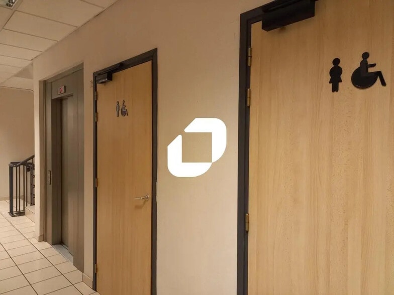 Office in Lille for lease - Building Photo - Image 2 of 12