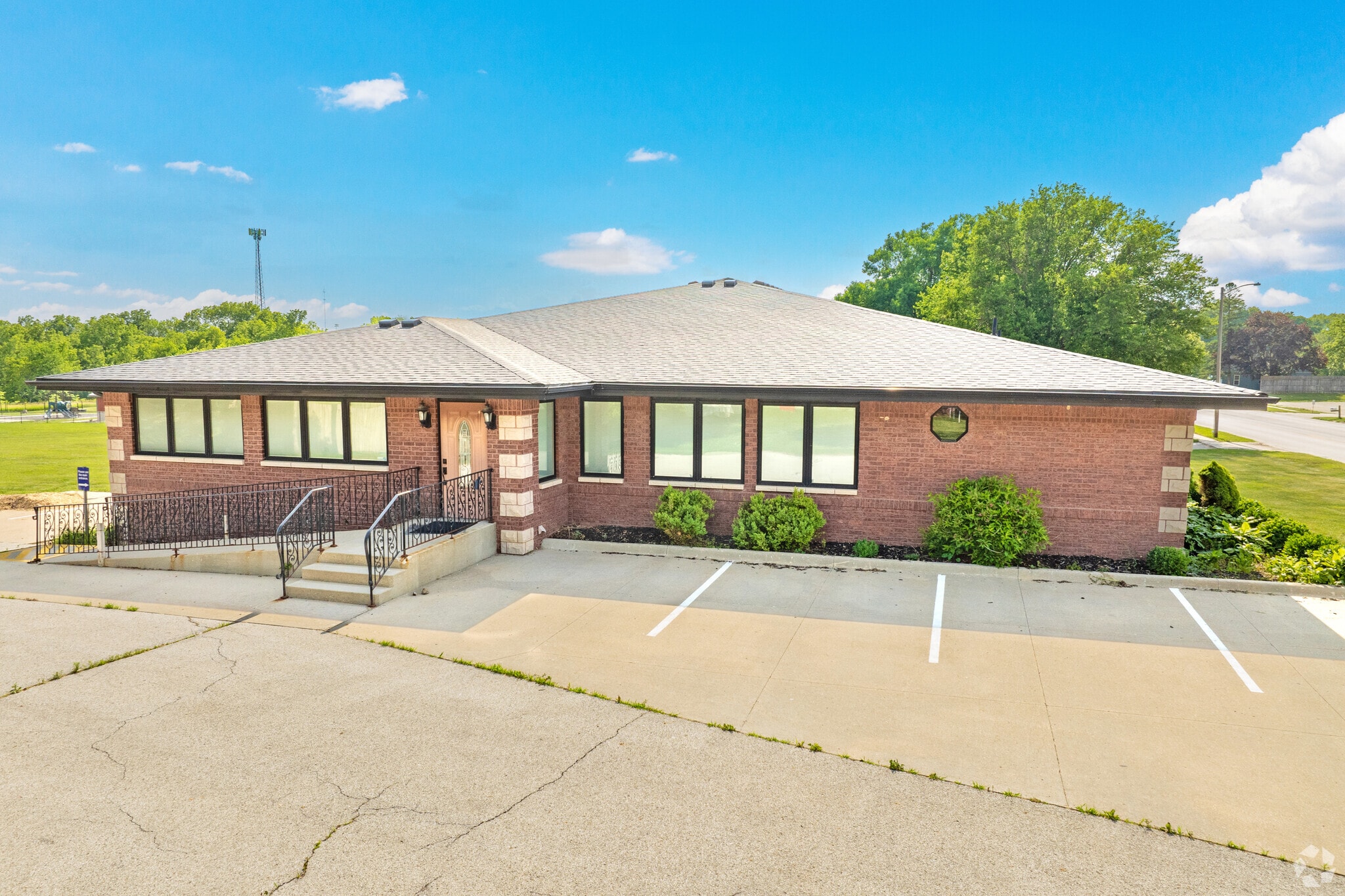 820 W Summit St, Winterset, IA for sale Primary Photo- Image 1 of 28