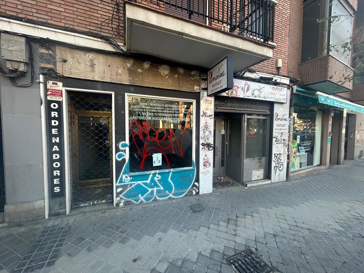 Madrid, MAD 28047 - Unit 01 - - Interior Photo - Image 1 of 16