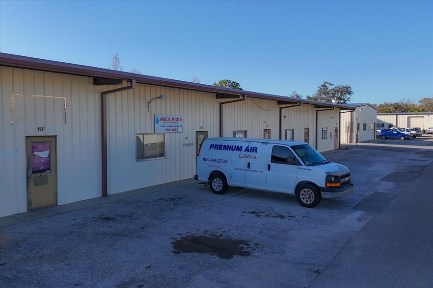 5639-5651 Lawton Dr, Sarasota, FL for lease - Building Photo - Image 2 of 16