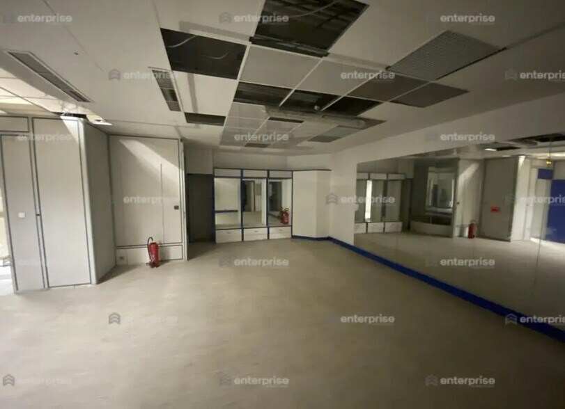 Retail in Lille for lease - Interior Photo - Image 2 of 2