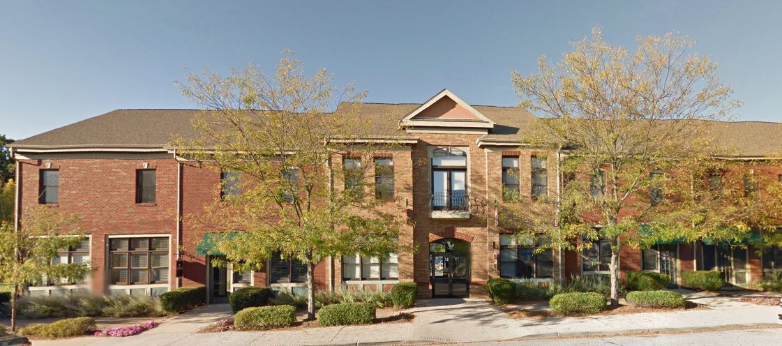 225 Aberdeen Dr, Valparaiso, IN for sale Primary Photo- Image 1 of 18