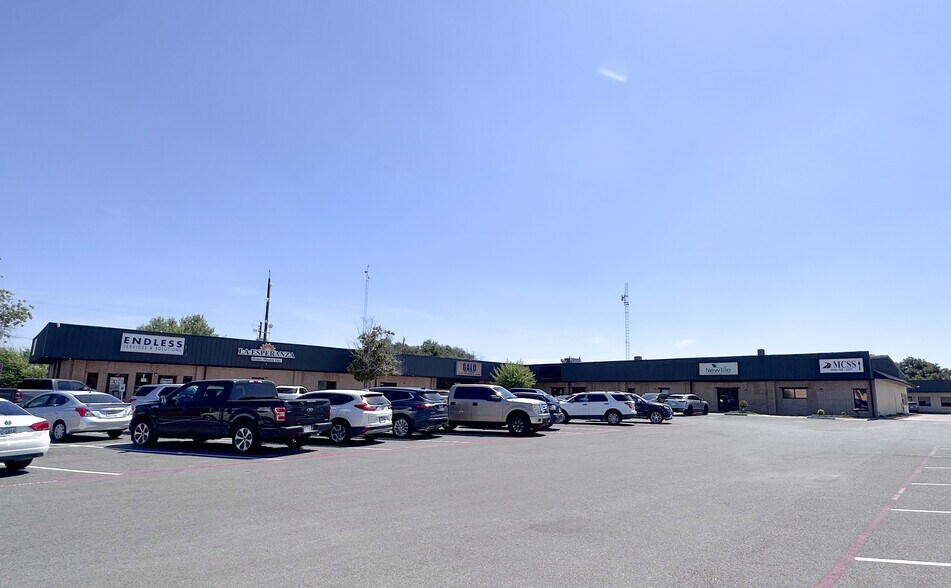 5700 Springfield ave, Laredo, TX for lease - Building Photo - Image 1 of 1