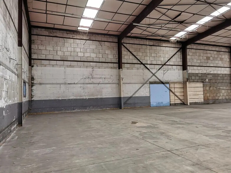 Retail in Plaisir for lease - Building Photo - Image 2 of 5