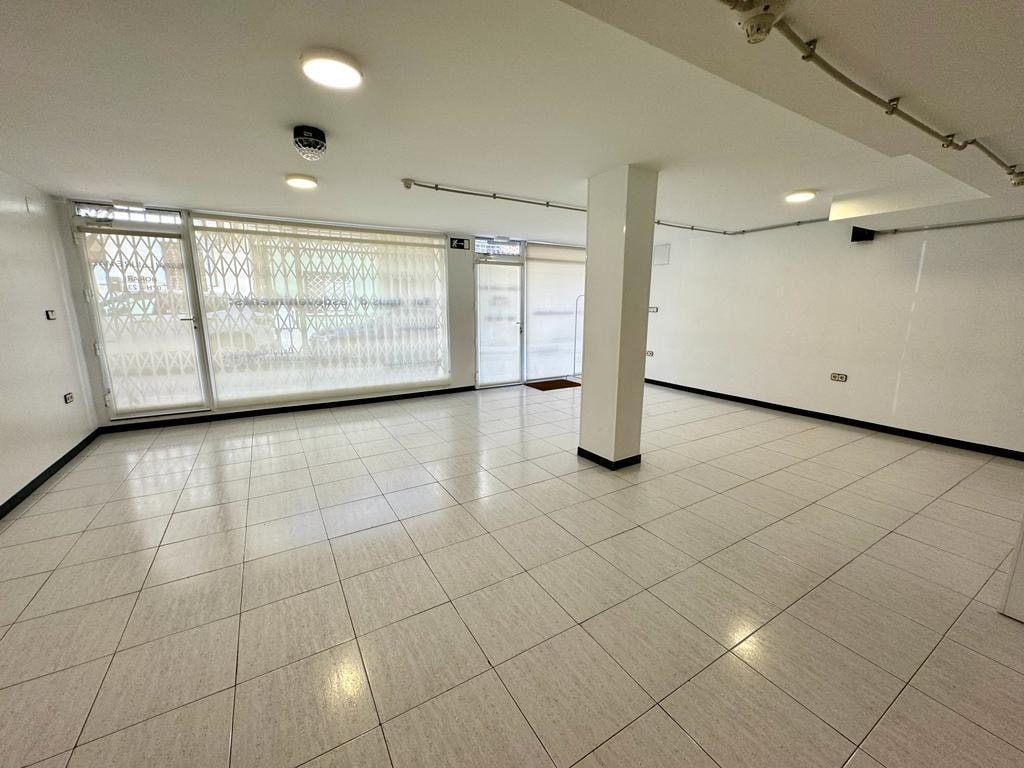 Retail in Montcada i Reixac, Barcelona for lease Interior Photo- Image 1 of 10