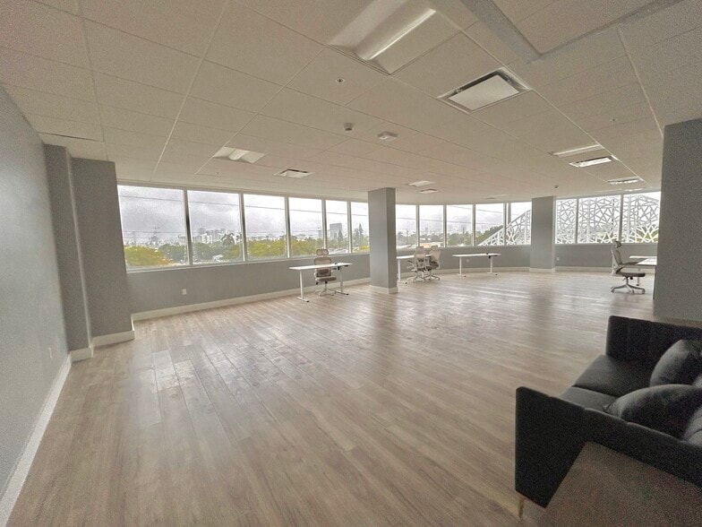 500 N Dixie Hwy, Hallandale Beach, FL for lease - Interior Photo - Image 2 of 15