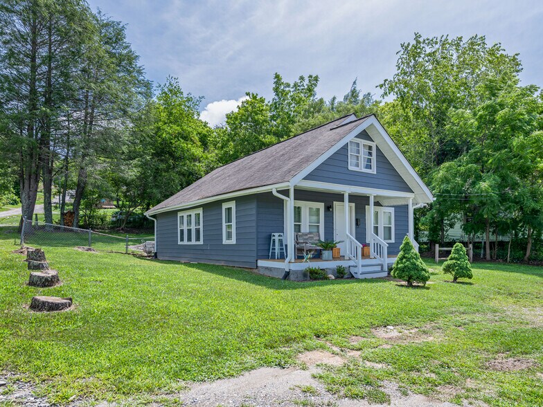 1142 Charlotte Hwy, Fairview, NC 28730