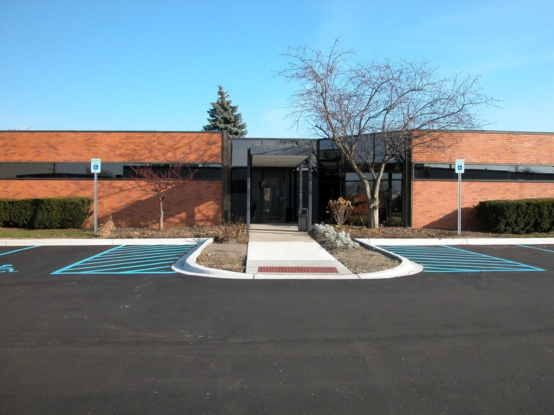909 W Maple Rd, Clawson, MI for lease - Building Photo - Image 2 of 6