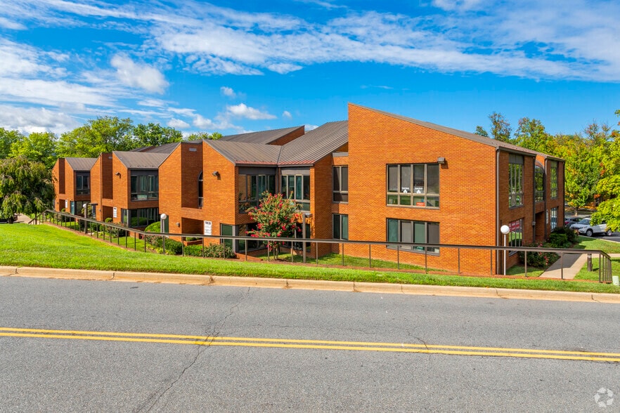 19630-19644 Club House Rd, Gaithersburg, MD for lease - Building Photo - Image 3 of 4