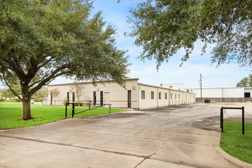 1702 Townhurst Dr, Houston, TX for lease - Building Photo - Image 2 of 11