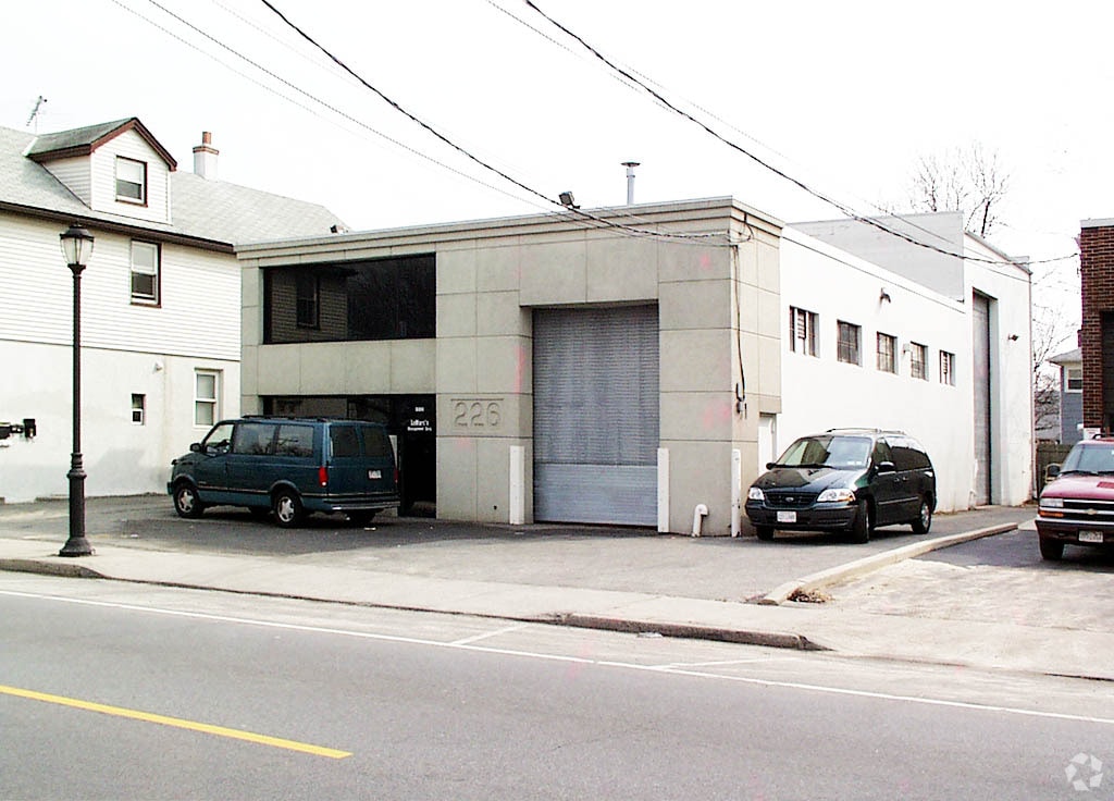 226 Westbury Ave, Carle Place, NY 11514