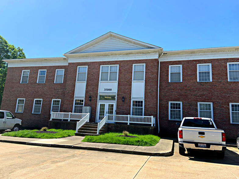 35000 Chardon Rd, Willoughby Hills, OH for lease - Building Photo - Image 1 of 8