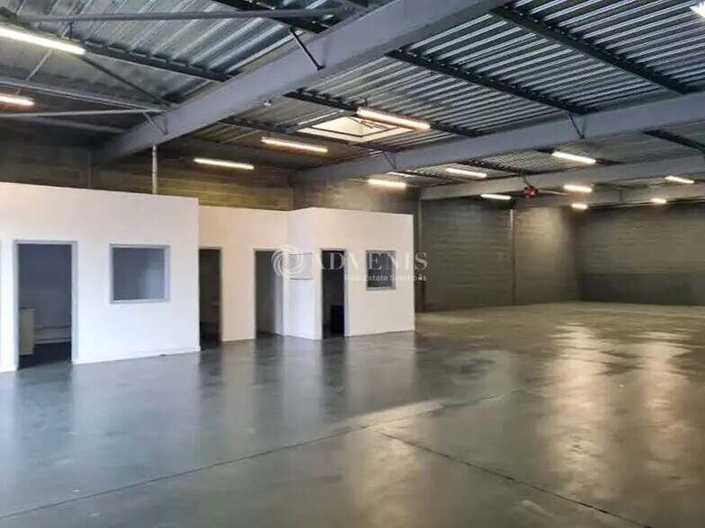 Flex in Saint-Brieuc for lease - Interior Photo - Image 2 of 7