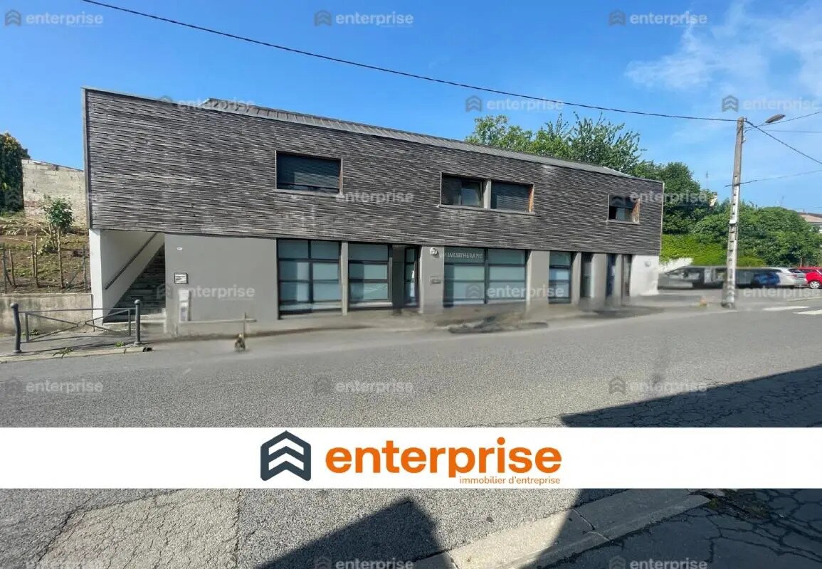 Retail in Saint-Quentin for lease Building Photo- Image 1 of 5
