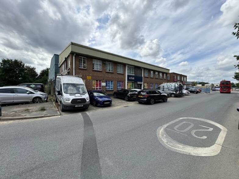 30 Commerce Rd, Brentford for lease - Building Photo - Image 1 of 6