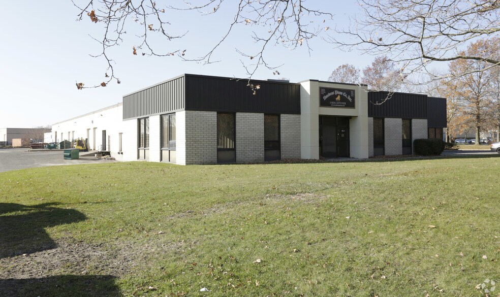 120-136 Remington Blvd, Ronkonkoma, NY for sale - Primary Photo - Image 1 of 1