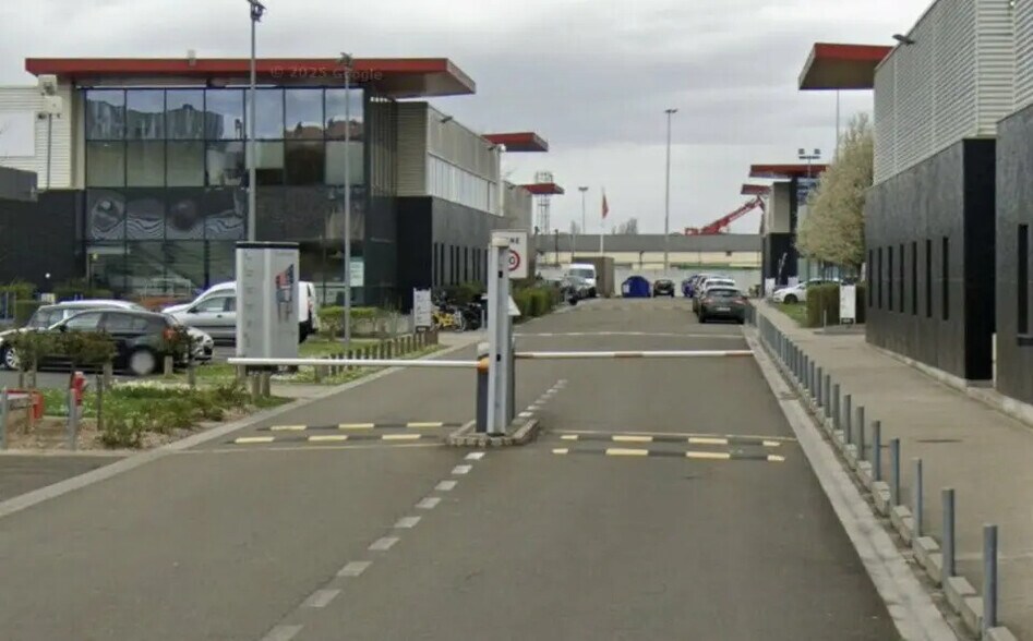 Flex in La Courneuve for lease - Building Photo - Image 3 of 3