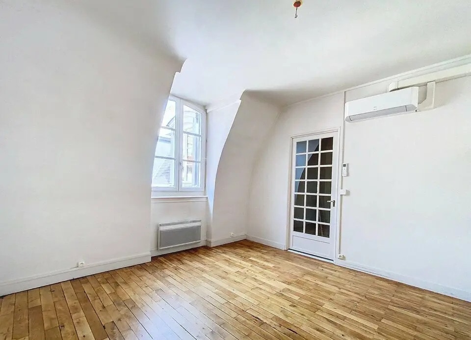 Office in Paris for lease Interior Photo- Image 1 of 5