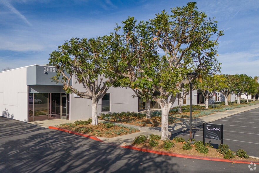 3621 W MacArthur Blvd, Santa Ana, CA for lease - Building Photo - Image 3 of 14