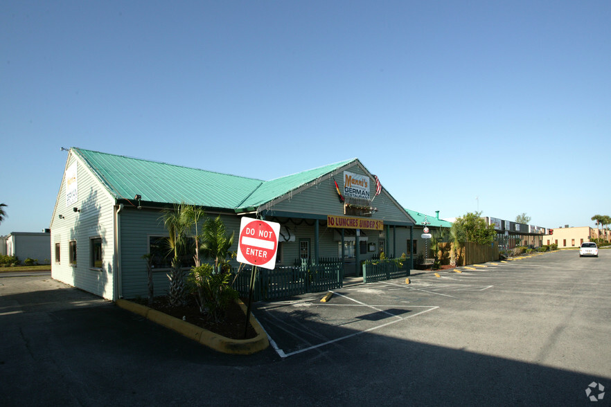 1902-1918 Boy Scout Dr, Fort Myers, FL for sale - Building Photo - Image 3 of 8