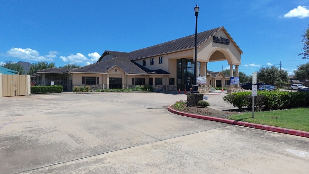 18408 Winding Waters Ln, Sugar Land, TX for lease - Building Photo - Image 1 of 4