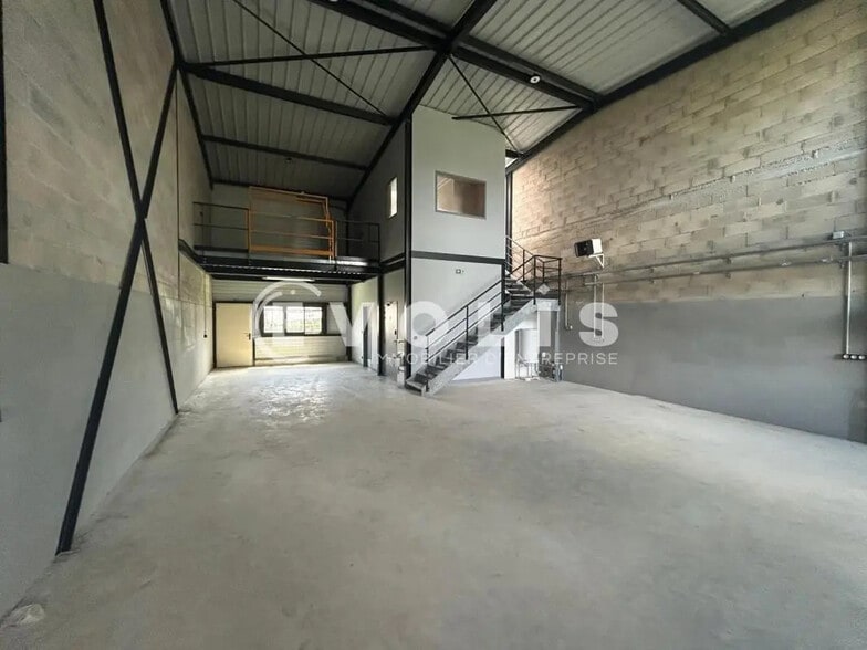 Flex in Ormoy for lease - Interior Photo - Image 3 of 7