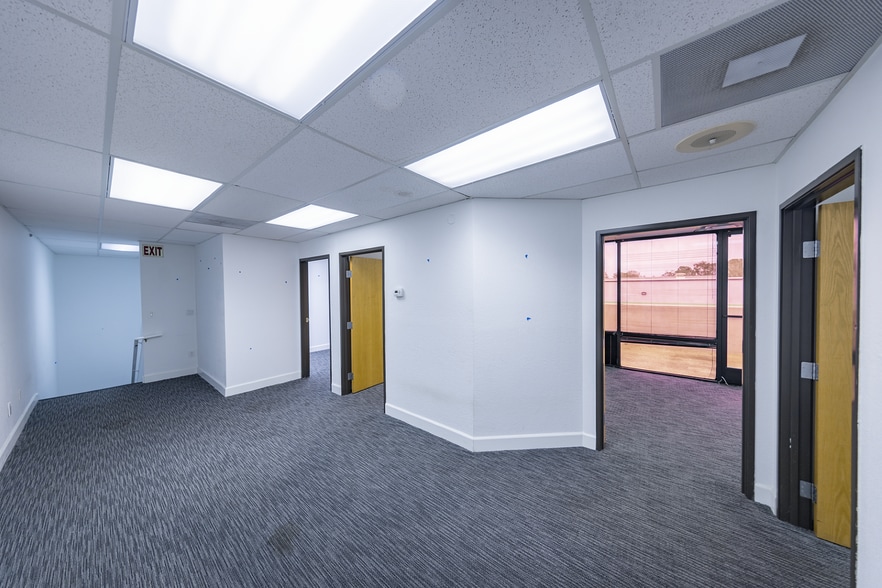 7964 Arjons Dr, San Diego, CA for sale - Interior Photo - Image 3 of 12